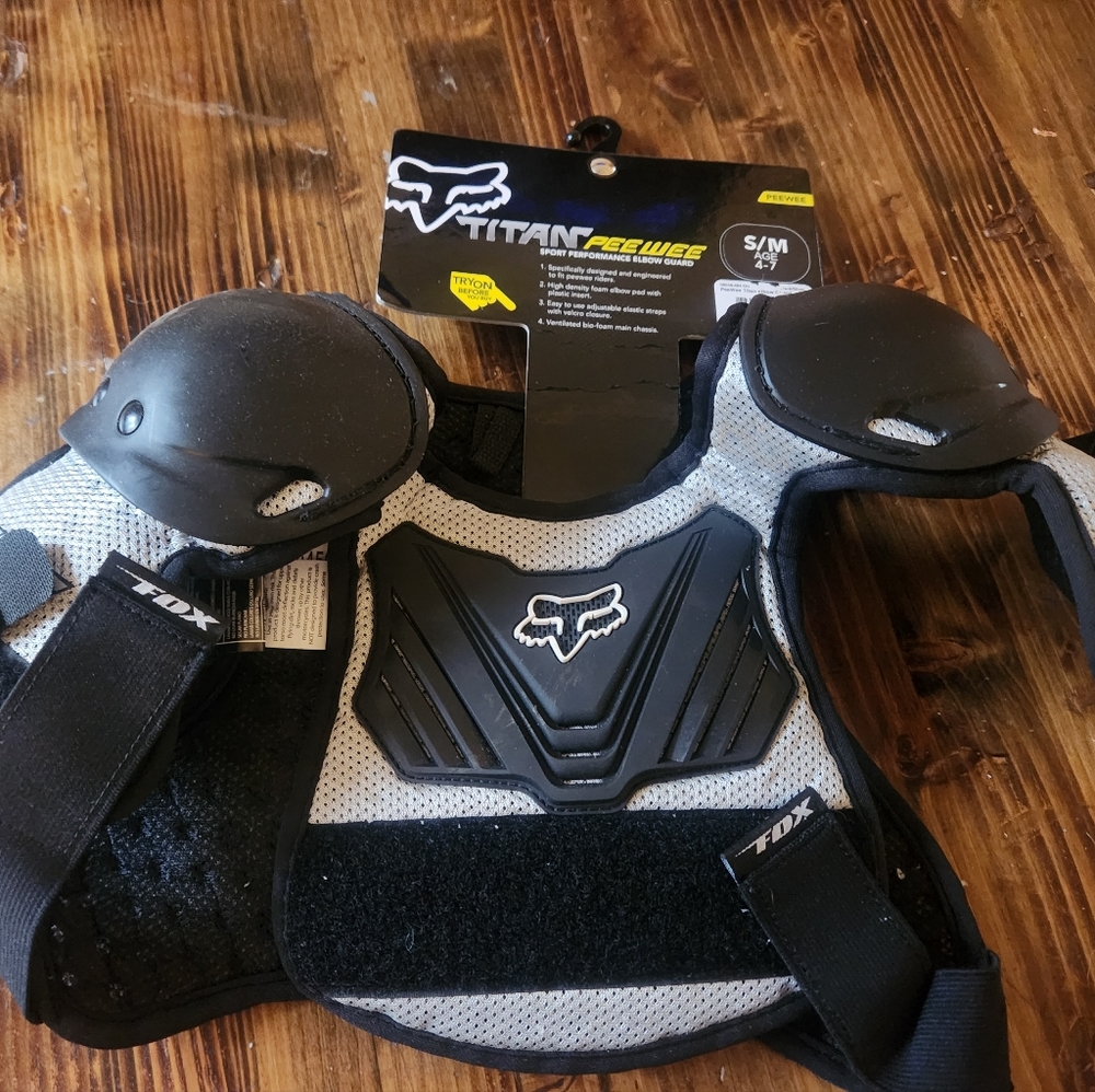 Fox peewee titan chest protector